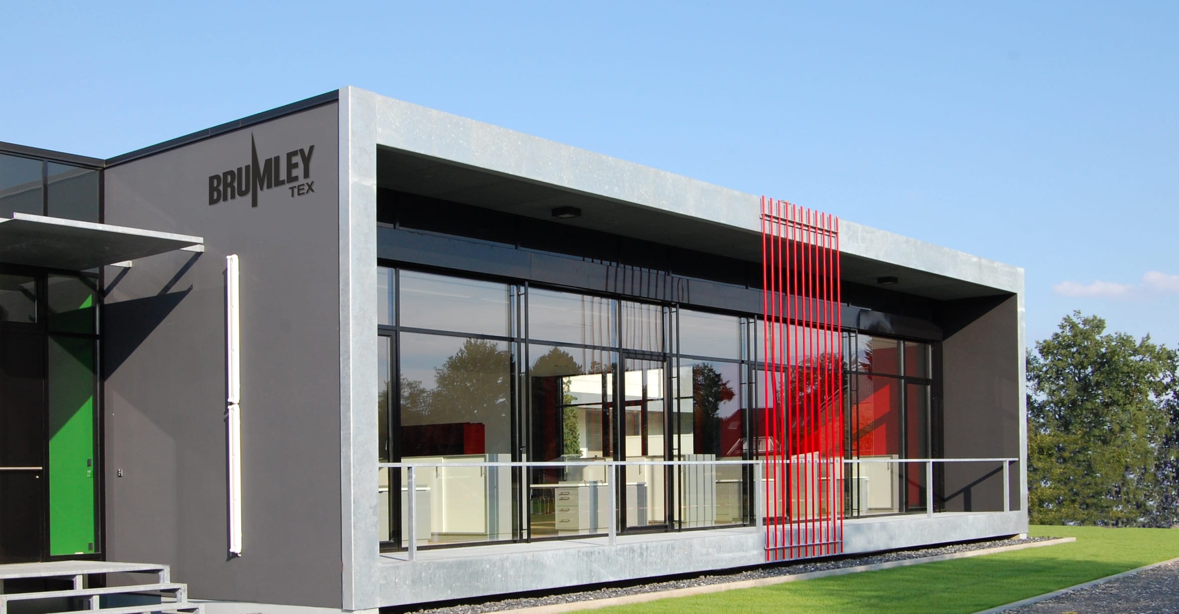 Firmengebäude von Brumley Tex in Emsdetten mit Glasfassade und Schriftzug BRUMLEY TEX