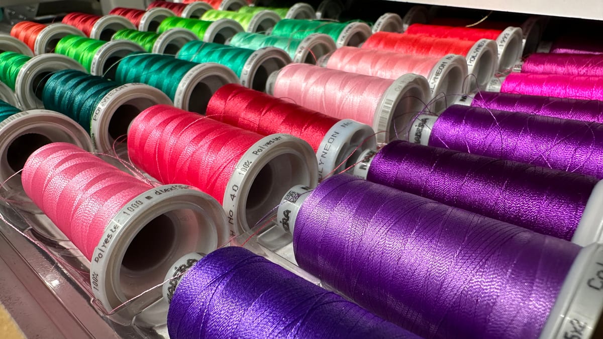 Sortierte Stickgarn-Spulen in vielen Farben in der Stickerei